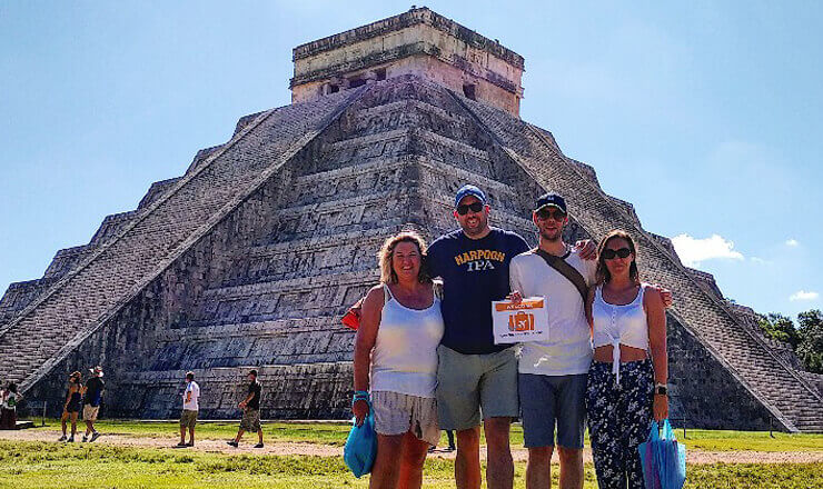 Dos parejas disfrutando de un Tour Privado a Chichén Itzá