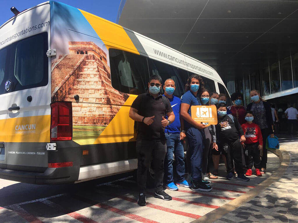 Familia llegando al aeropuerto después de haber usado un Transporte para Grupos